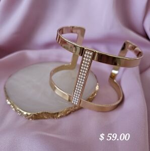 Elegant Gold Bracelet with Crystal Accents